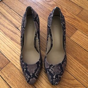 Snakeskin-patterned pumps!